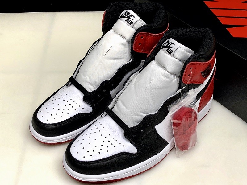 Jordan 1 Retro Black Toe