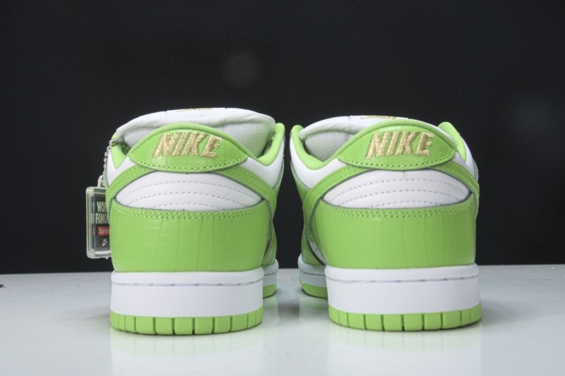 Nike SB Dunk Low Supreme Stars Mean Green (2021)