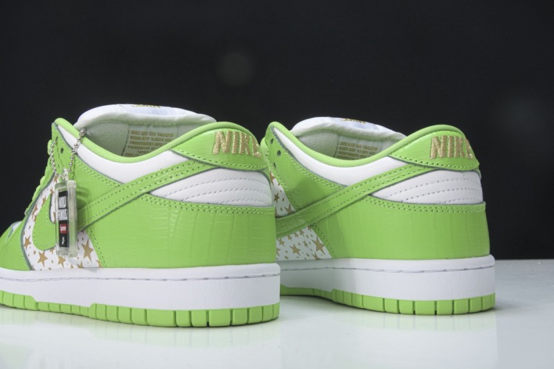 Nike SB Dunk Low Supreme Stars Mean Green (2021)