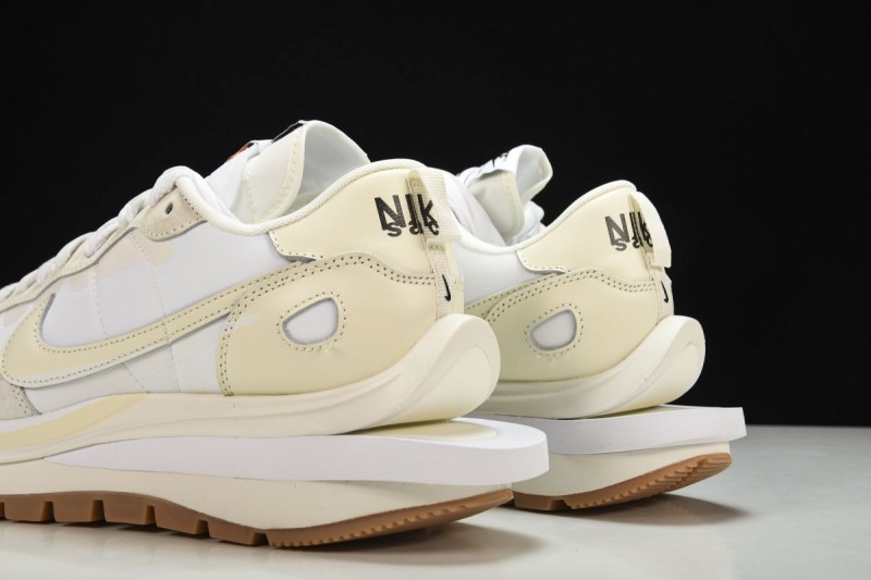 Nike Vaporwaffle Sacai Sail Gum