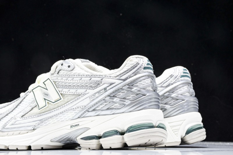 New Balance 1906R Silver Metallic Sea Salt